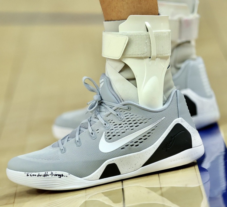 开云-“凡事我都能做”！库里今日上脚科比 9战靴 灰白黑配色简洁低调