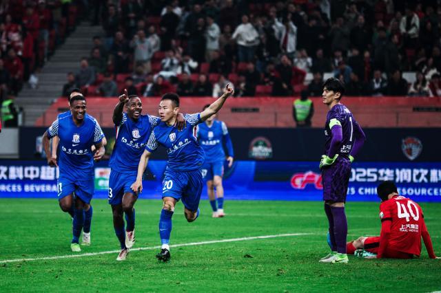 开云APP-他是传奇！于汉超玄学再发威 德比战差点掀翻海港